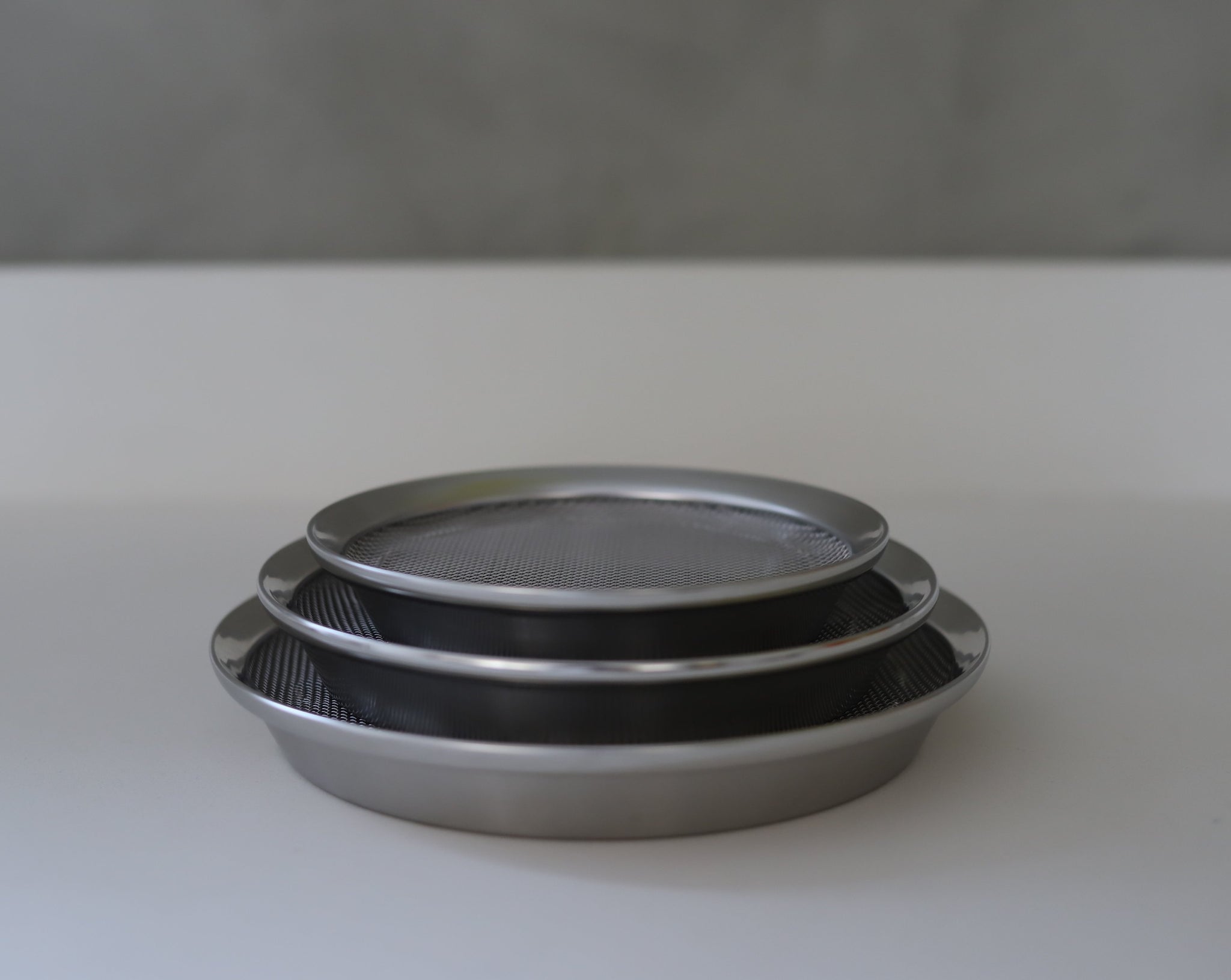 Round Food Tray with Flat Strainer Set