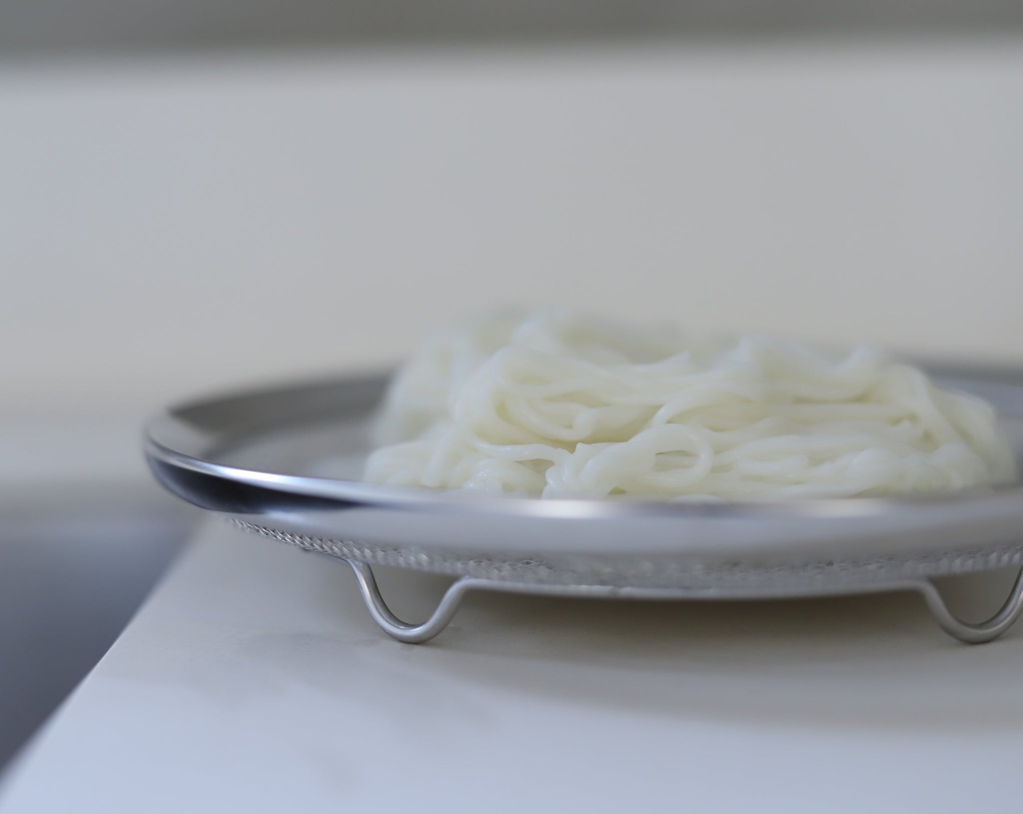 Round Food Tray with Flat Strainer Set